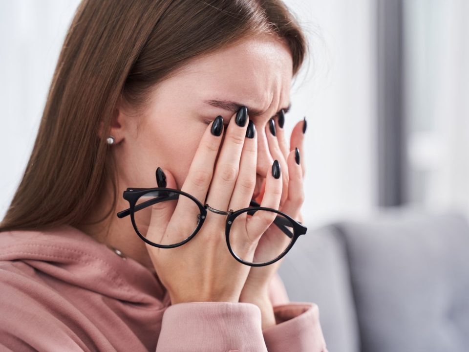 Jęczmień u chorych na łojotokowe zapalenie skóry – dlaczego pojawia się częściej u tej grupy osób?